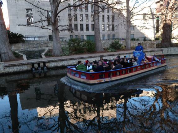 Turistas passeiam de barco pelo River Walk, no centro de San Antonio, no sul do Texas, nos Estados Unidos